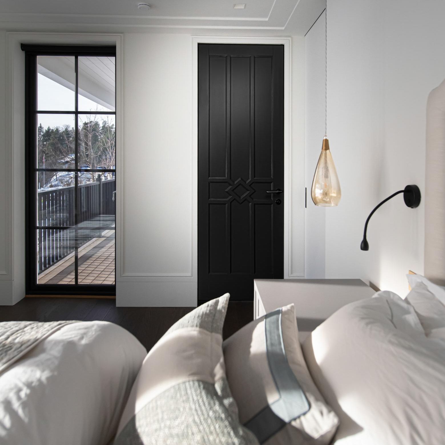 Innedør i mørkt tre på soverom